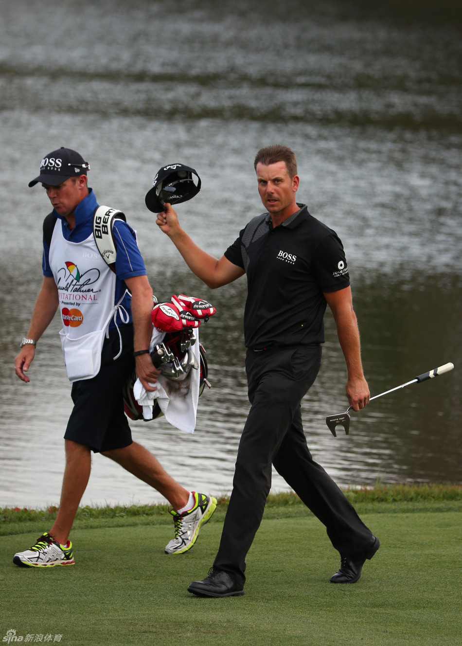 家庭的港湾：埃维利与家人紧紧相拥，共享冠军荣耀，温馨画面令人动容。