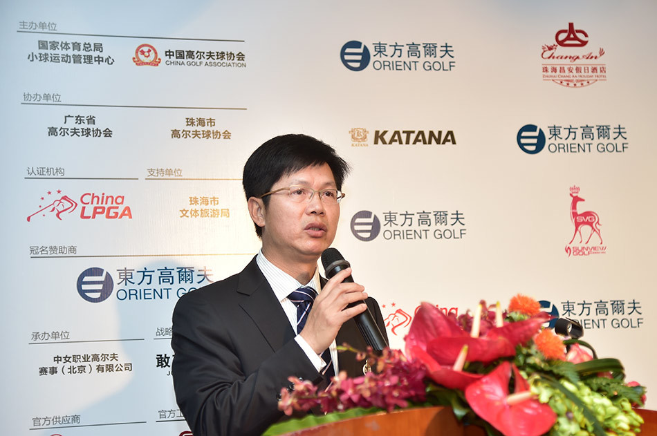 广东省高尔夫球运动管理中心主任冯雄与国家队球手石昱婷在发布会间隙亲切交流