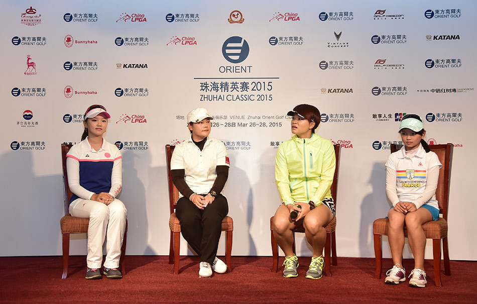 石昱婷、潘艳红等球员并肩而坐，在新闻发布会后认真回答记者提问