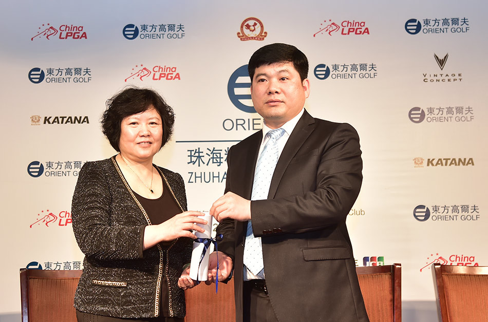 众多明星球手与嘉宾在发布会后合影留念，记录赛季启航的珍贵瞬间