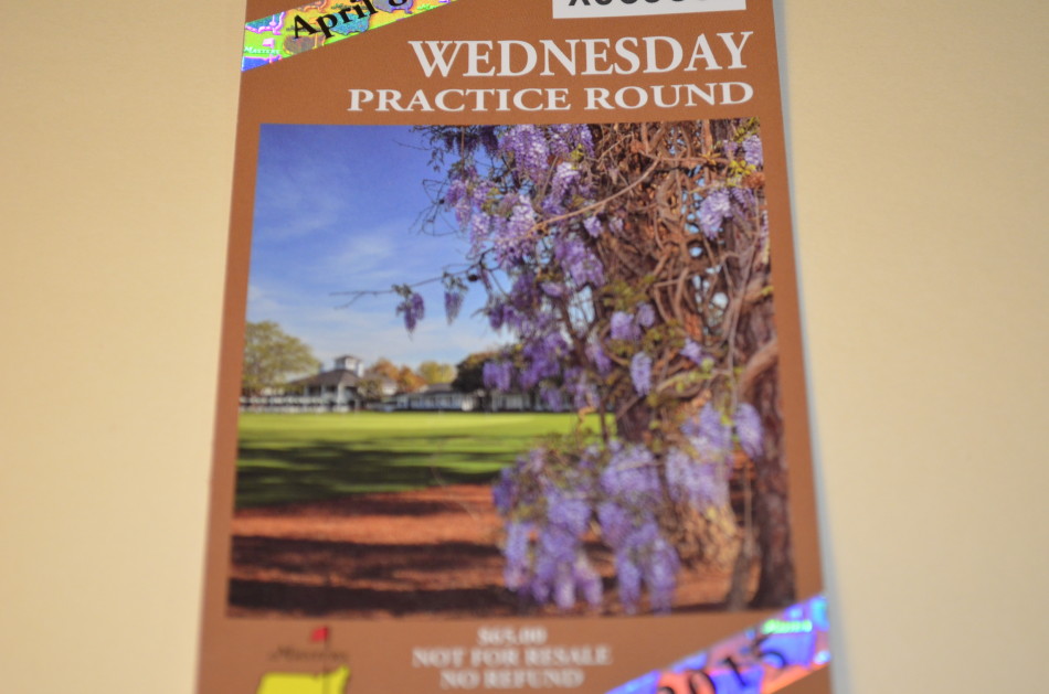 周一练习轮门票与周二的门票并肩而立,像一对默契的兄弟,共同拉开大师赛周精彩序幕。