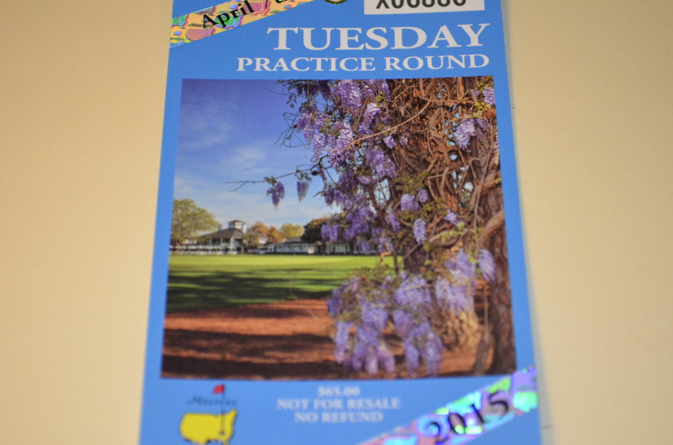 一张经典的2015年美国大师赛四轮比赛日通票,深绿色的设计透着威严,是进入周末决战、亲历历史诞生的唯一凭证。