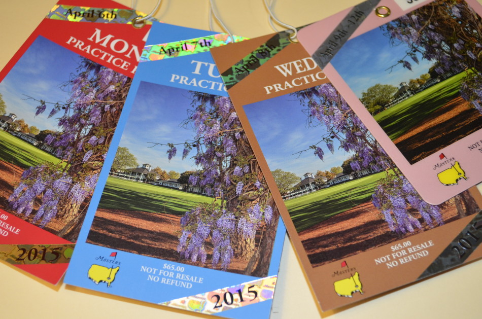 周二练习轮的门票特写,浅色调的背景仿佛奥古斯塔清晨的薄雾,预示着新一天的训练与希望即将开始。