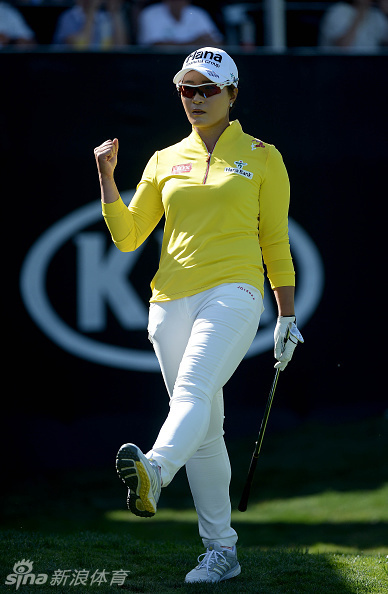 韩国名将朴世莉在球道上沉稳挥杆，目光紧随白色小球飞向果岭远方