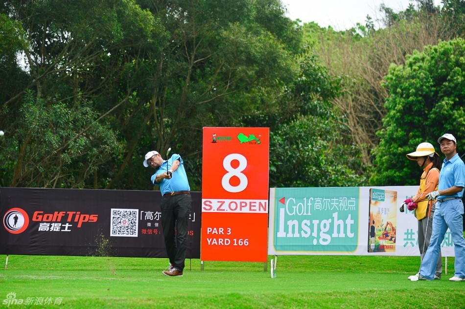 阳光洒在八号洞发球台，选手挥杆的瞬间充满张力，小白球即将划破天际飞向理想落点