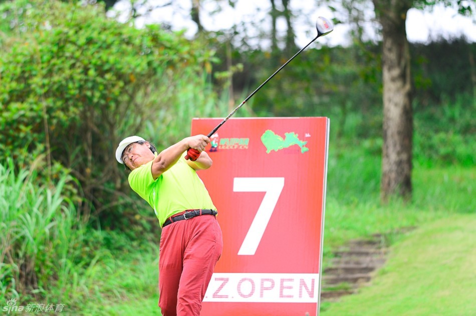 六号洞发球台，球员在充满挑战的球道前凝神准备，球童在一旁静静等候