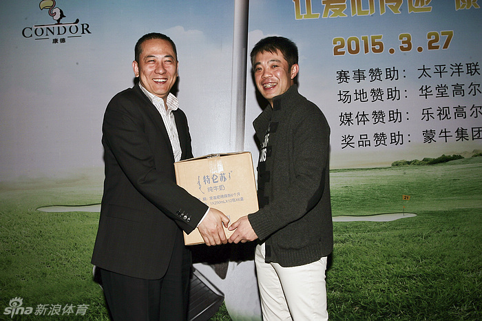 果岭博弈：球员们聚集在果岭旁，弯腰仔细观察球路，为关键一推进行谨慎而专业的判断