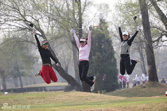 绿茵英姿：一位球员在球道上完成标准流畅的挥杆动作，阳光洒下，身影挺拔而充满力量