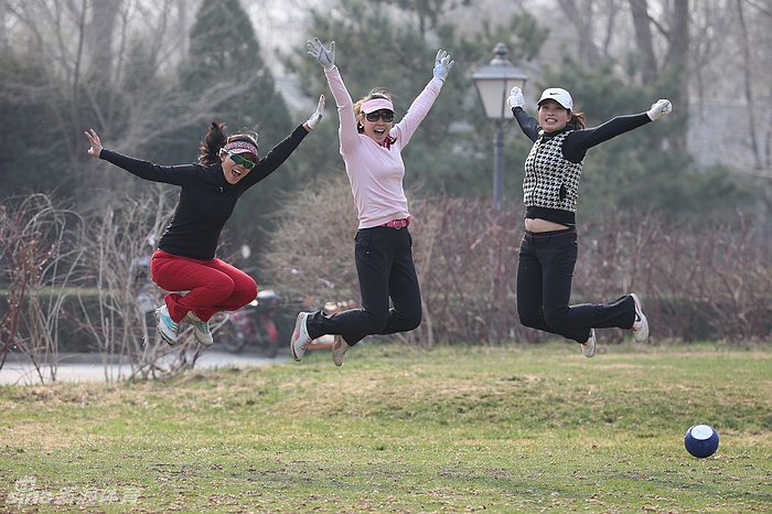 荣耀时刻：颁奖台上，获奖球员高举奖杯，脸上洋溢着胜利的喜悦与自豪