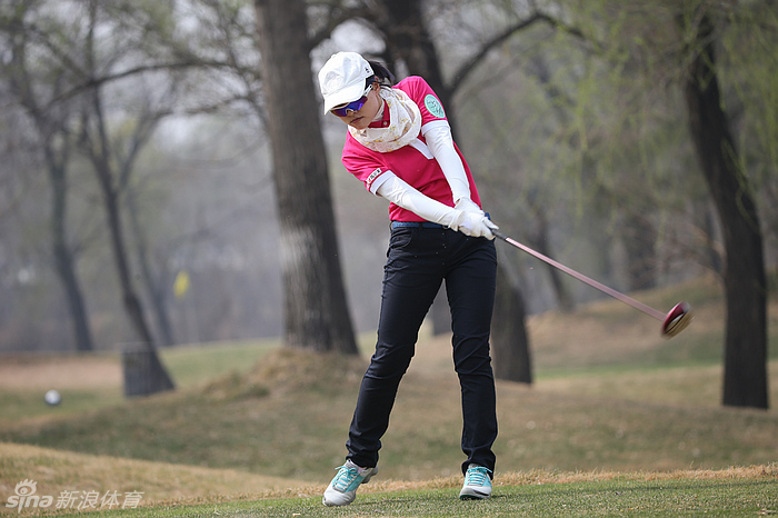 全家福：所有球员与工作人员在俱乐部前台阶上合影，队伍整齐，笑容灿烂，定格了慈善赛事的完美瞬间