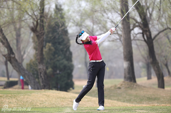 伙伴情深：球员与球童在球道上并肩而行，认真讨论战术，阳光将他们的身影拉长在草地上