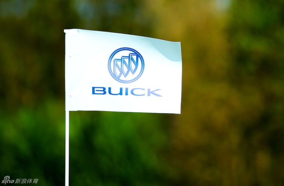 赛前大合影：全体选手与职业球手在出发台前气势如虹，旗帜飘扬，预示着一天精彩角逐的开始