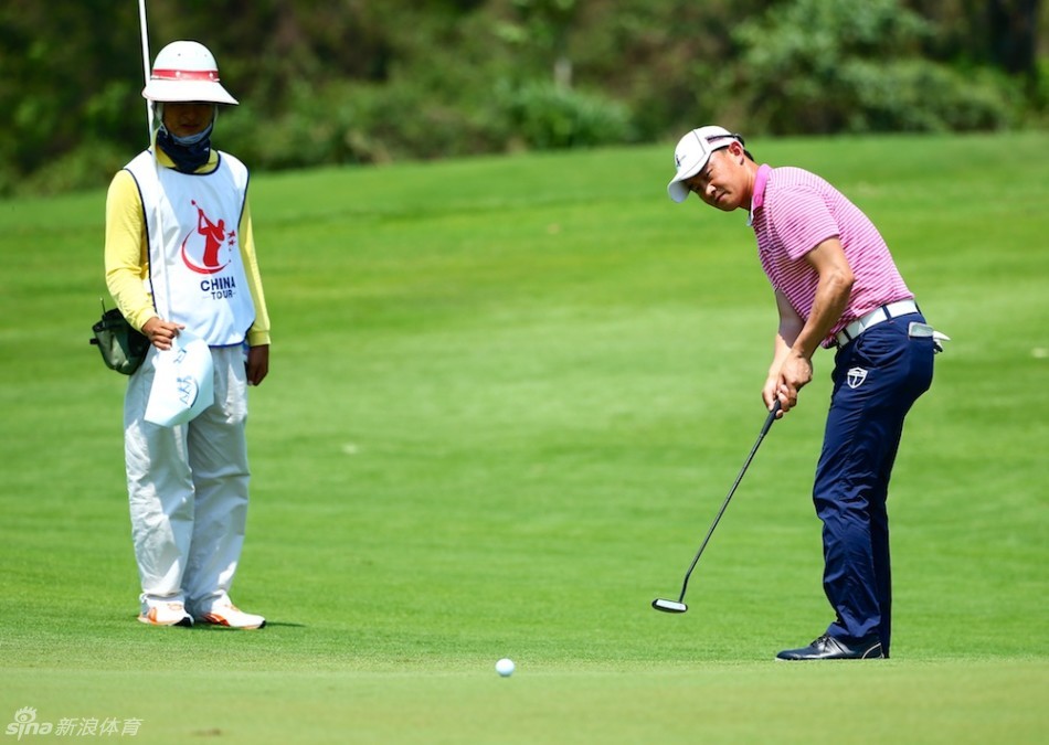 黄文义精彩一推后击掌庆祝：业余高手黄文义推入关键一推后，与队友激动击掌，脸上洋溢着胜利的喜悦