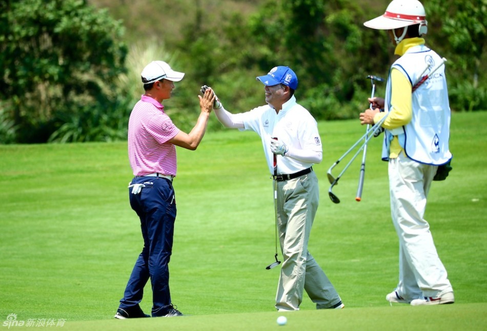 精彩的沙坑救球：一位选手在沙坑中奋力一击，沙砾飞扬，小球精准飞向果岭，展现高超的短杆技术