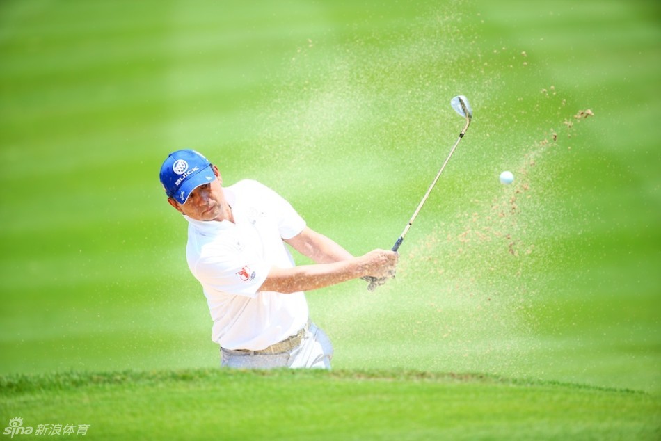 小球入洞后开心的击掌：两位球员在成功抓鸟后，于果岭上兴奋击掌，默契的配合带来共同的胜利