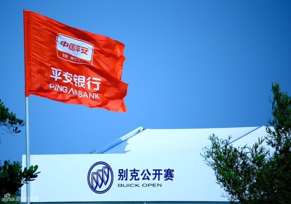 业余选手向镜头开心的挥手：一位结束比赛的业余球友，沐浴在阳光下，朝镜头露出满足而开朗的笑容并挥手致意