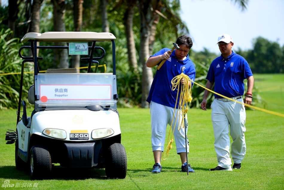 小伙伴们的剪刀手：一组年轻的业余选手在比赛中对着镜头开心地比起剪刀手，展现高尔夫轻松愉快的一面