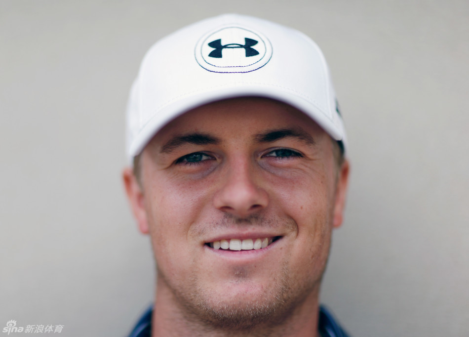 乔丹·斯皮思目光坚定地望向赛场远方，年轻的面庞上已显露出冠军的沉稳与霸气