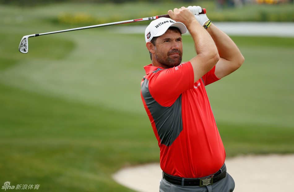 德国球员马丁·凯梅尔在开球台上准备击球，神情专注气场沉稳