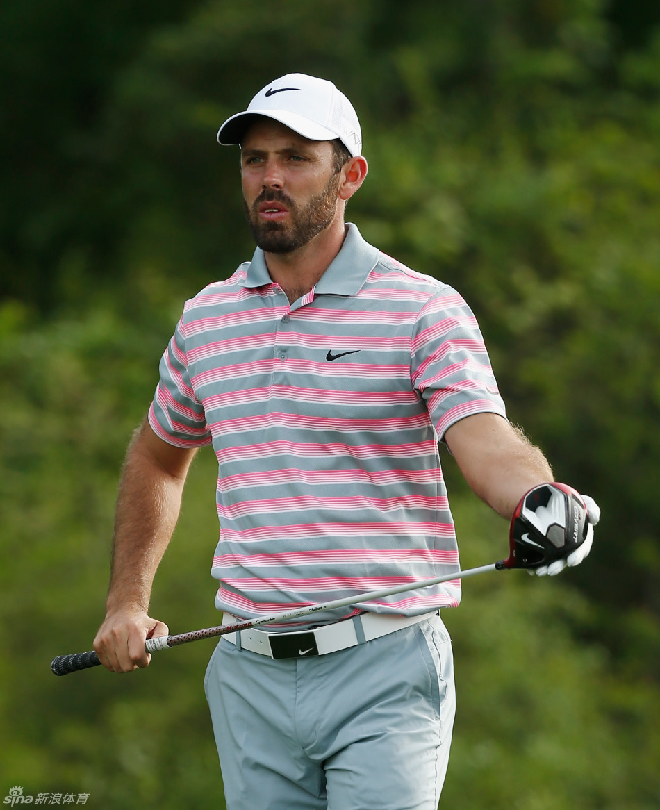 美国球员JB霍姆斯在赛场上大力开球，肌肉紧绷展现出惊人的爆发力