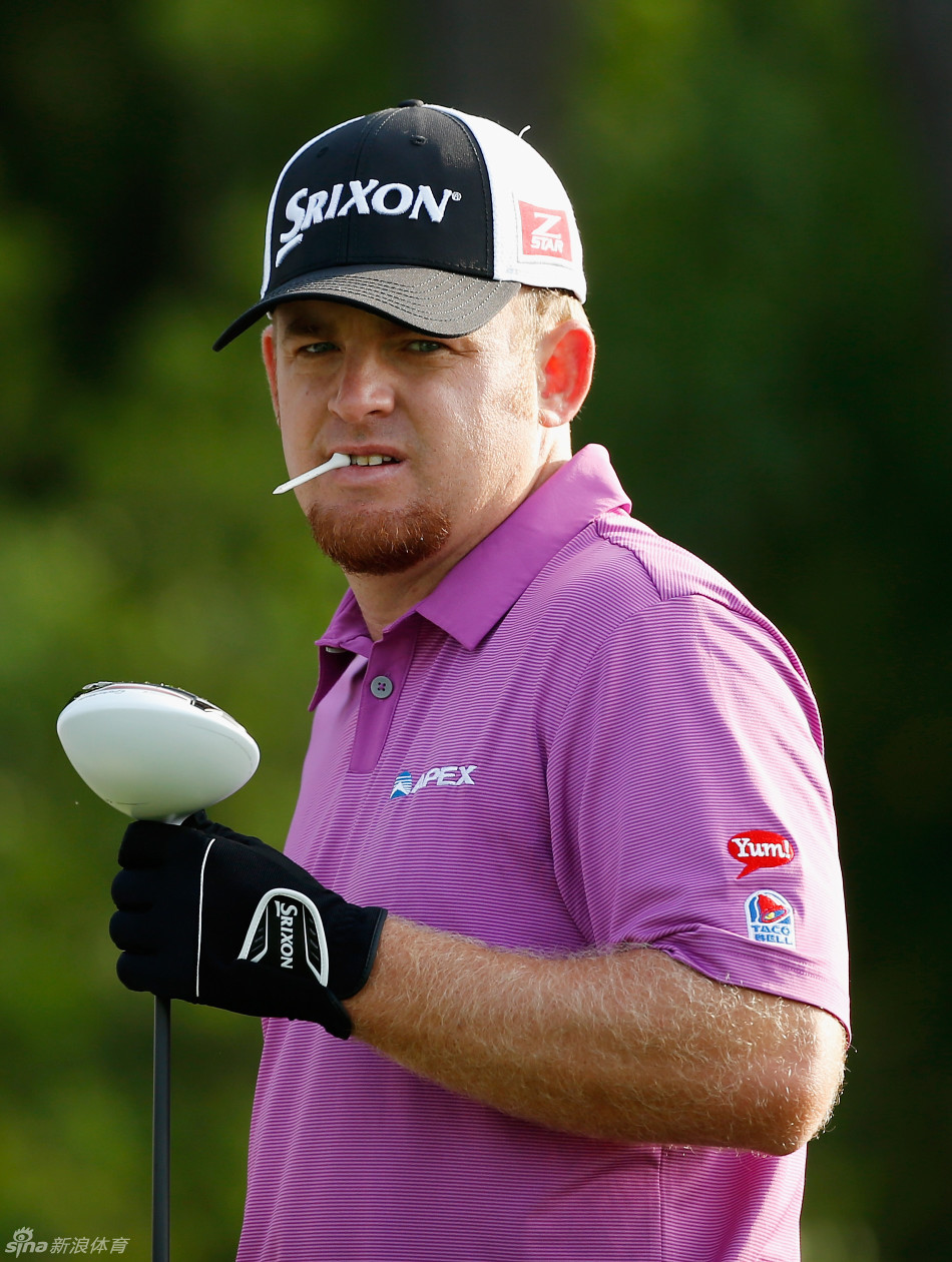 西班牙巨星加西亚在比赛中潇洒完成一记铁杆击球，姿态优雅如教科书