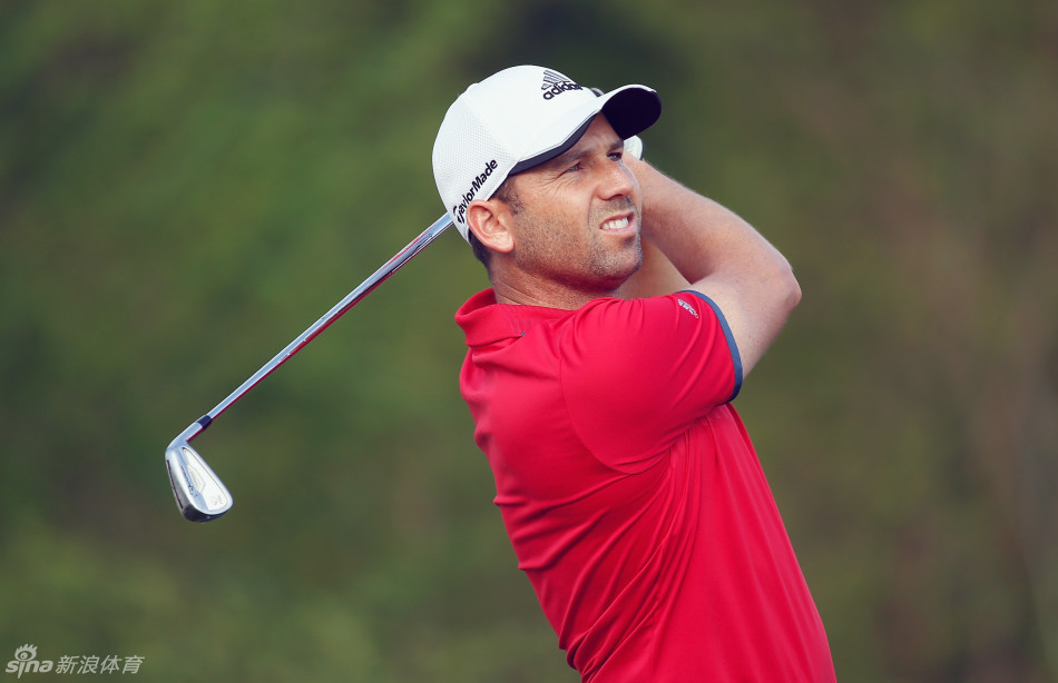 美国老将大卫·汤姆斯在发球台果断开球，小白球在空中划出一道完美弧线