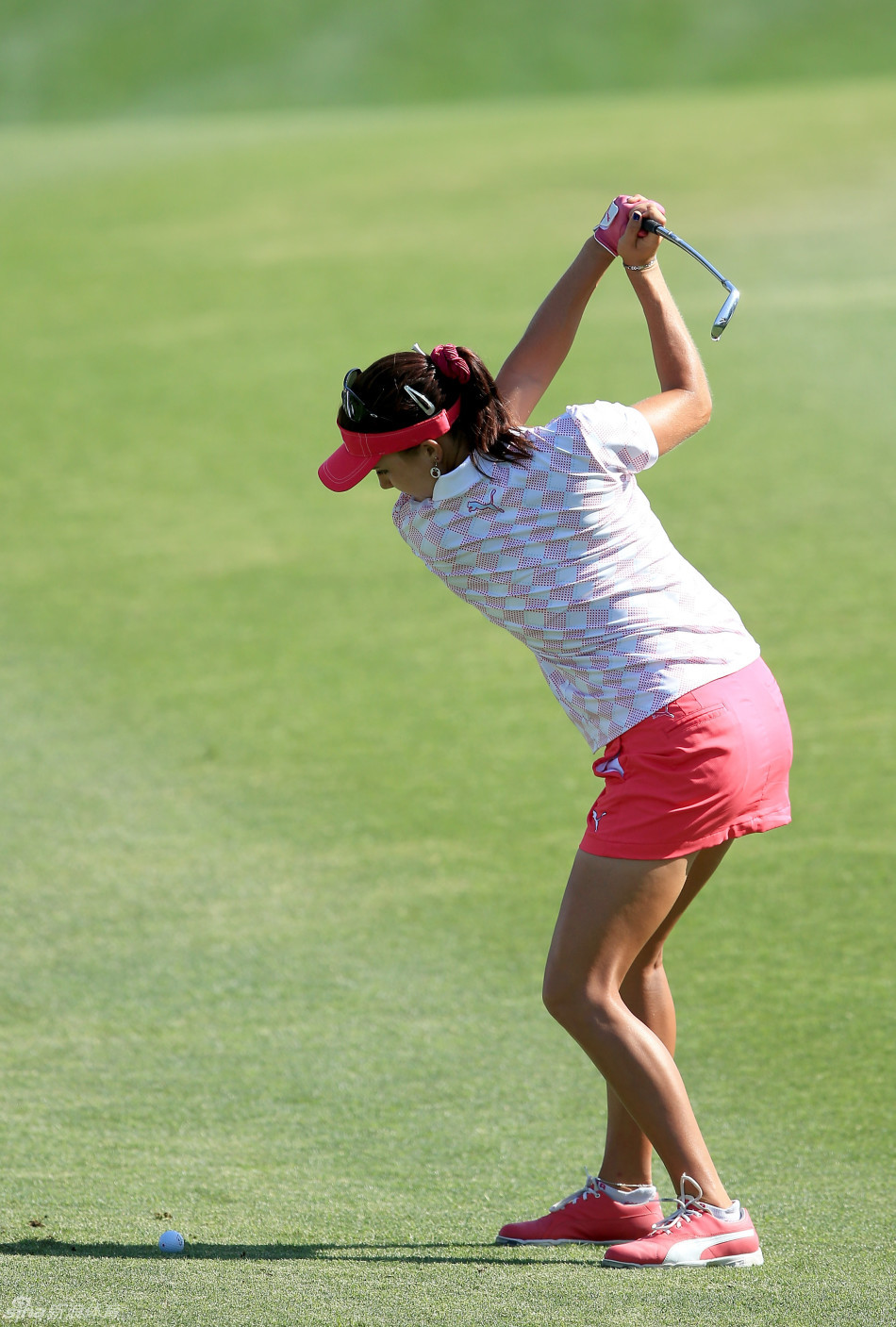 莱克西·汤普森完成一记漂亮的击球后，小球在空中划出优美弧线飞向球道中央。