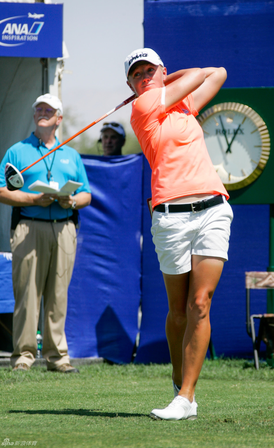 卫冕冠军朴仁妃在练习轮中优雅开球，动作流畅而稳定，彰显球后风范。