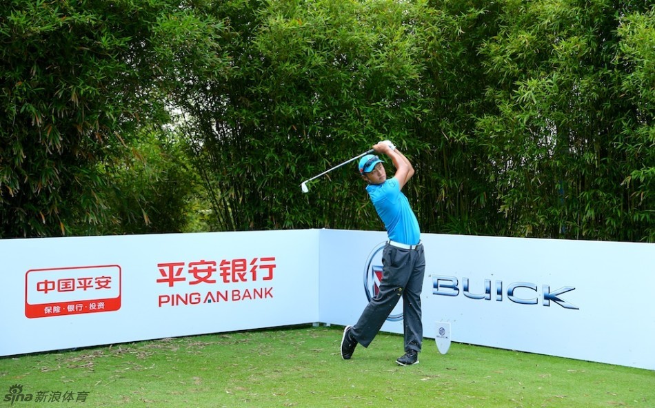 赛事背景板前，中国平安等赞助商标志醒目，凸显了商业力量对中国高尔夫运动发展的支持。