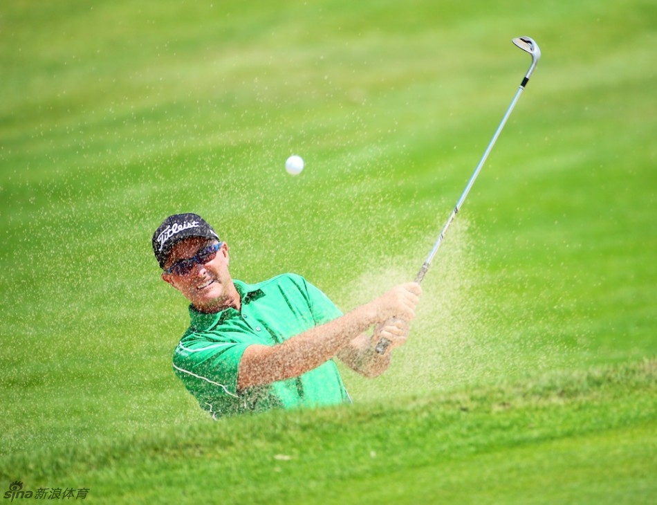 球员张二根在沙坑中成功完成一次高难度救球，沙砾飞扬瞬间定格了他精湛的短杆技术。