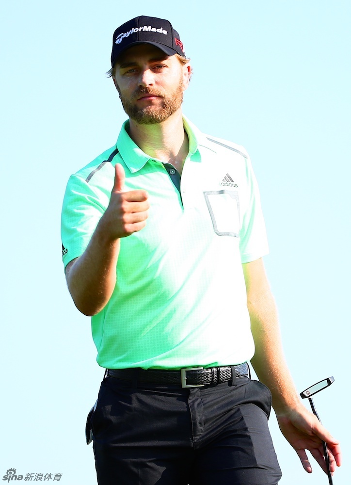 韩国球员李成基在比赛中露出自信从容的微笑，展现了高尔夫运动优雅与竞技并存的独特气质。