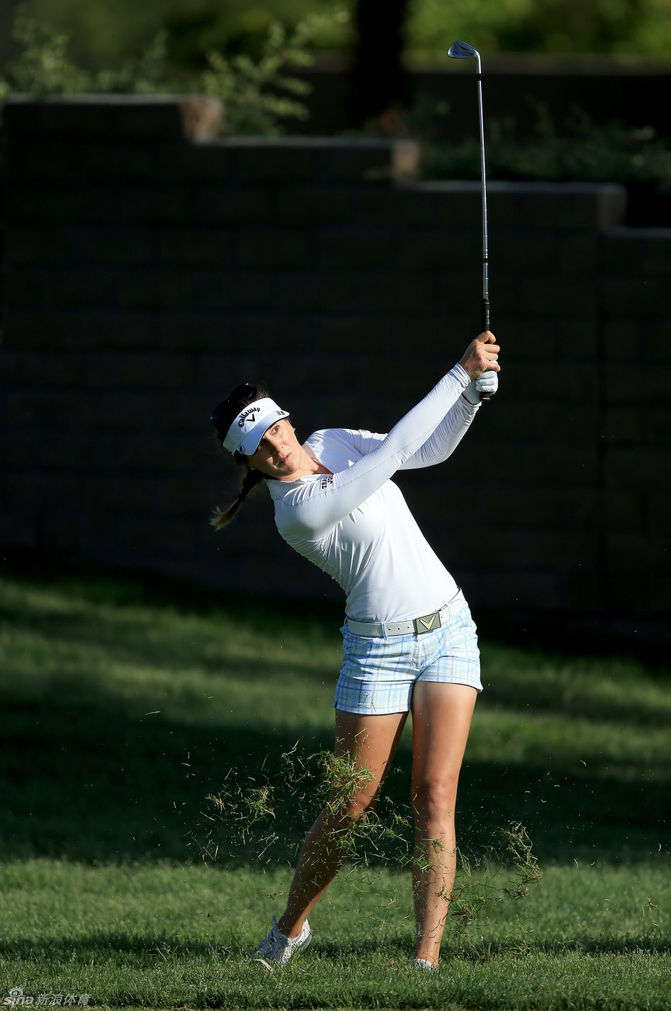 克里斯蒂-科尔在果岭边凝神观察推杆线路，她单膝跪地，用手指感受草纹，冠军的细节就藏在这份极致的专注之中。