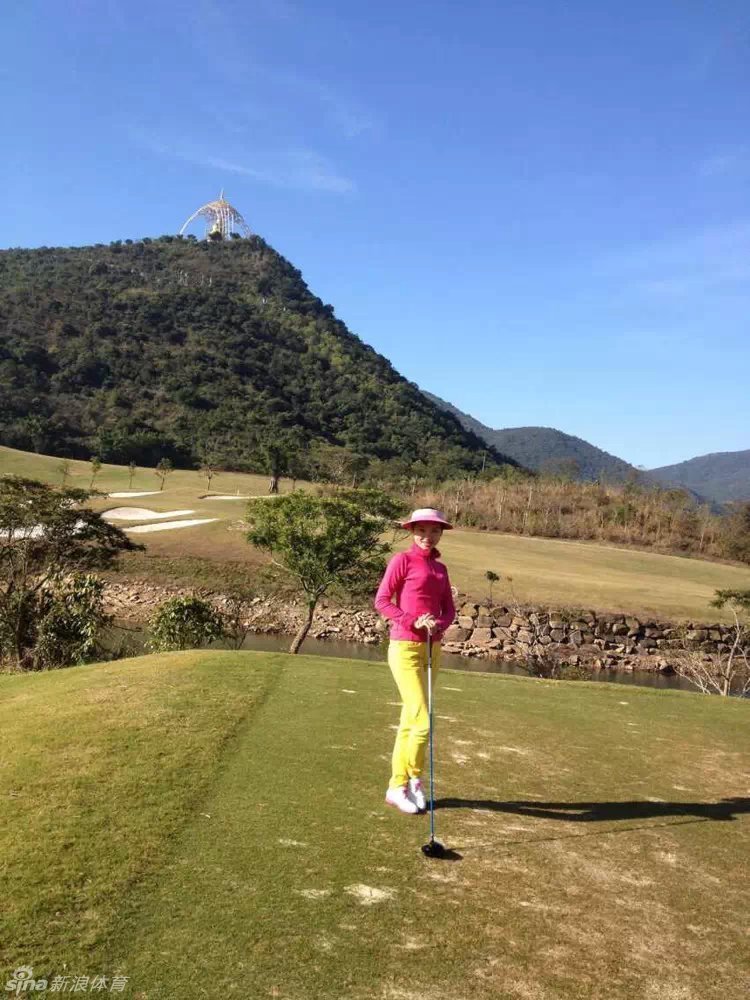 方敏如箭离弦般跃入泳池，水花在她身后绽开一朵瞬间的晶莹之花，身体拉出流畅而充满力量的线条