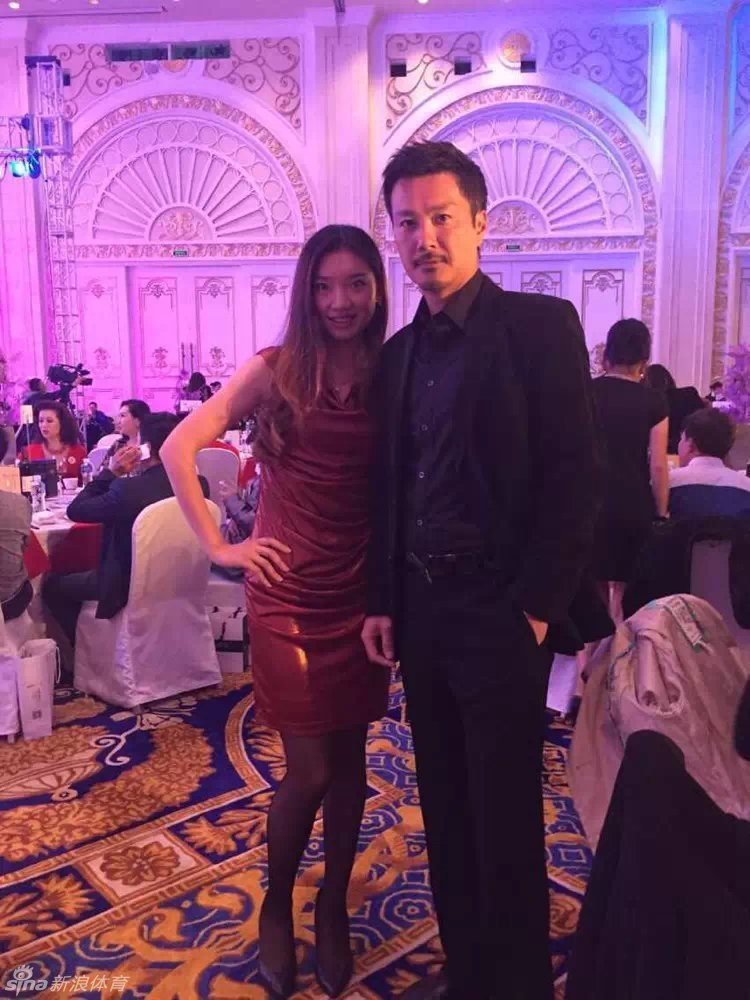 方敏在泳池中破浪前行，手臂挥洒出串串璀璨的水珠，犹如为勇者加冕的钻石星尘