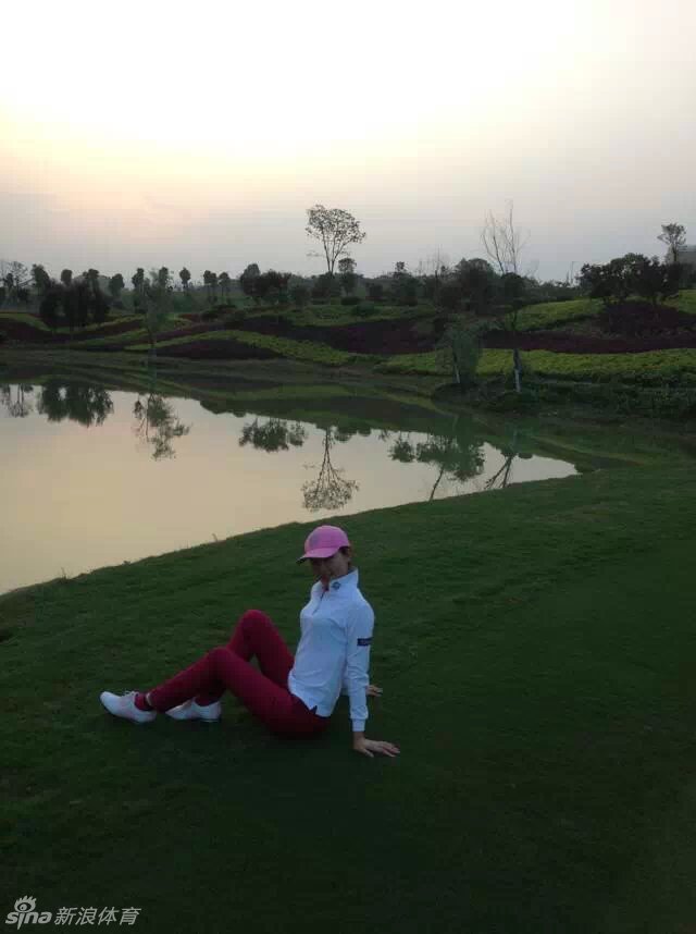 方敏抵达终点后浮出水面，大口呼吸，水珠从她坚毅的脸庞滑落，眼中闪烁着完成挑战后的明亮光芒