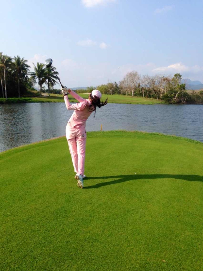 泳池起点处，少年选手如离弦之箭般跃入水中，激起洁白浪花