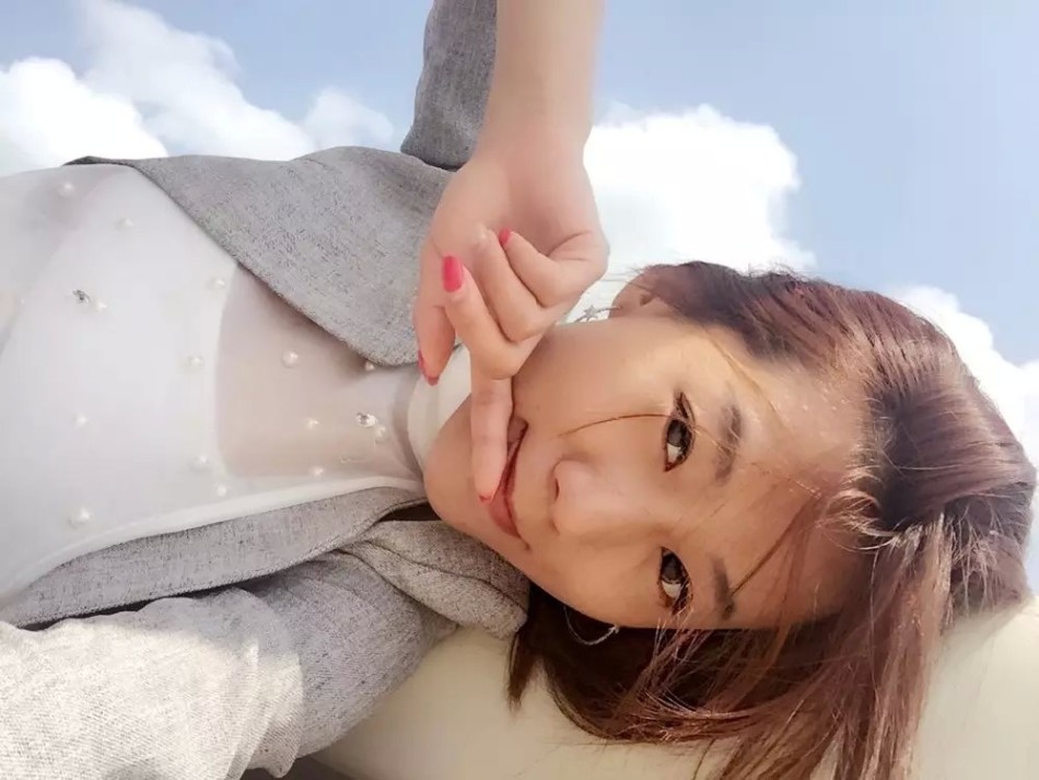 健儿在水中舒展身体，流畅的划臂动作如飞鱼破浪前行