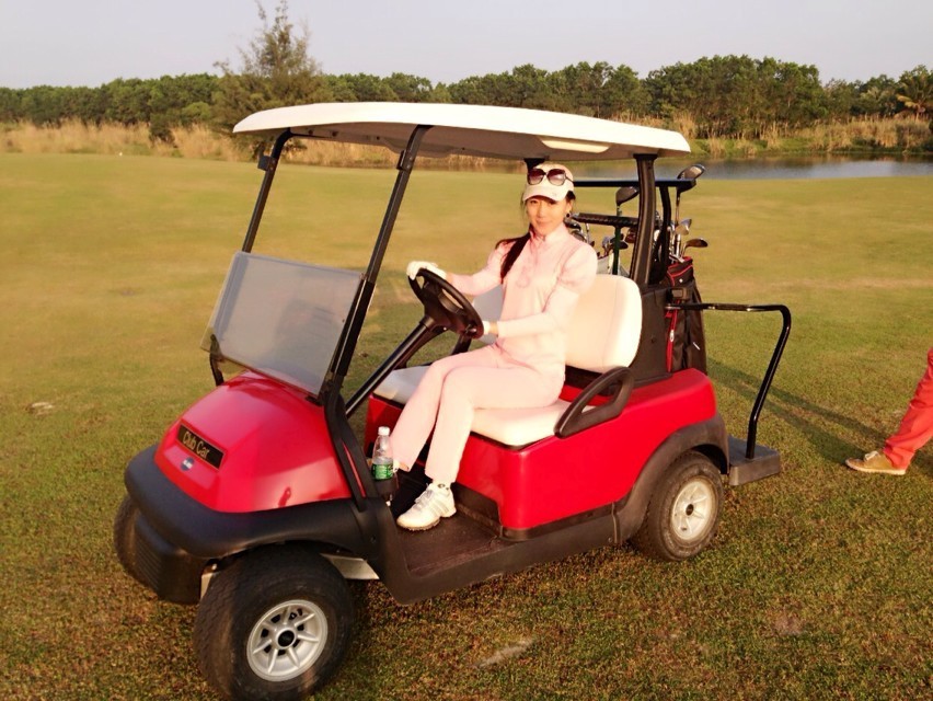 转身瞬间，选手触壁后灵活翻转，双腿蹬壁蓄力待发