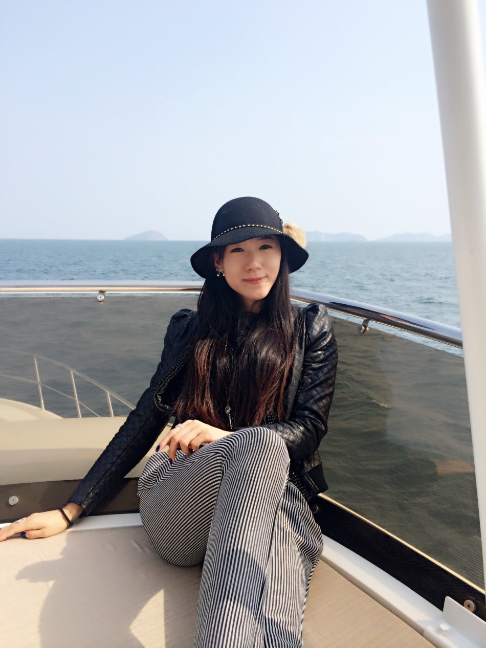 碧波之中，选手侧脸换气，坚毅的眼神望向泳池前方