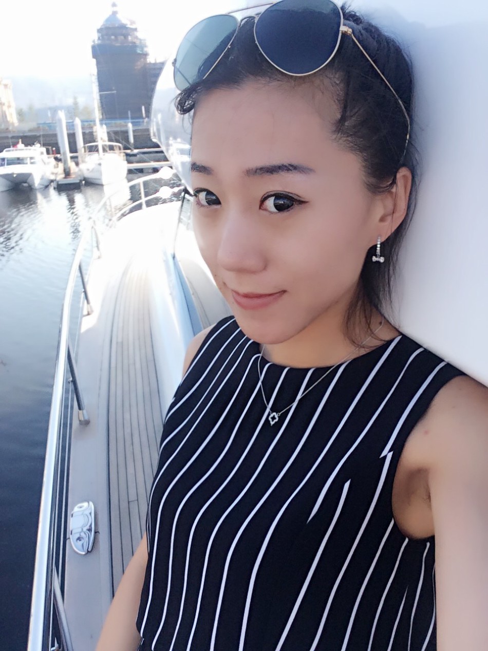 终点触壁时刻，选手全力冲刺，手臂伸向前方目标