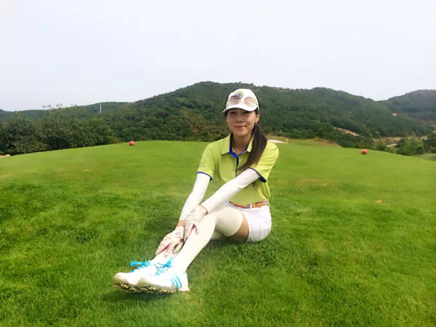 赛后选手攀住泳道浮标稍作休息，水珠从脸庞滑落