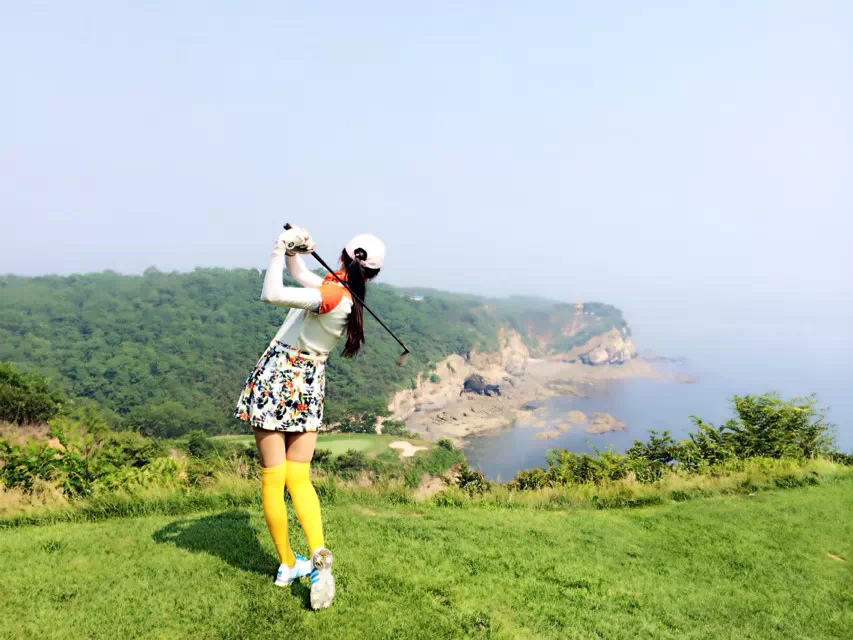 教练俯身池边进行指导，选手认真聆听技术要领