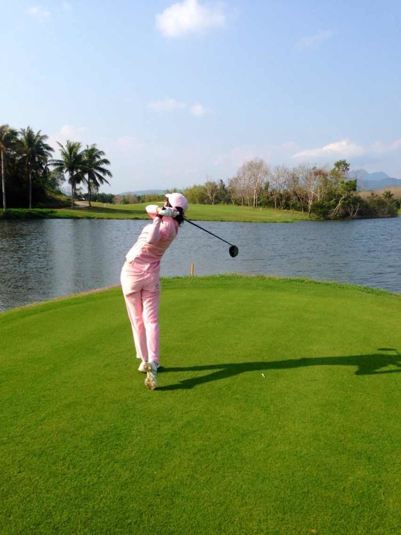 选手面向镜头微笑，身后泳池碧蓝如镜，青春光芒闪耀