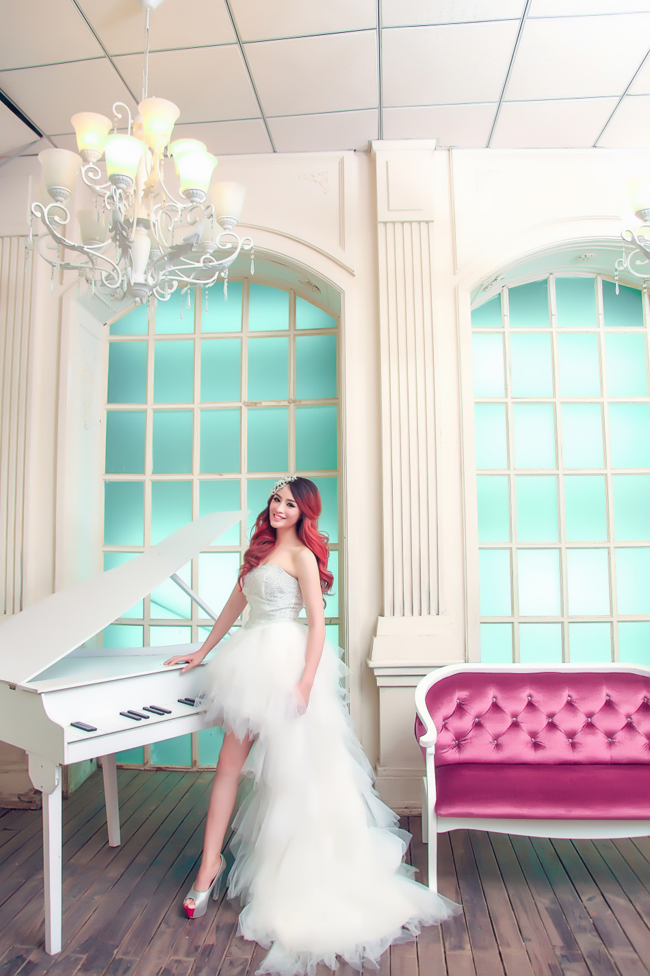 邹梓欣站上跳台,目光如炬凝望前方碧波,宛如即将展翅的雨燕