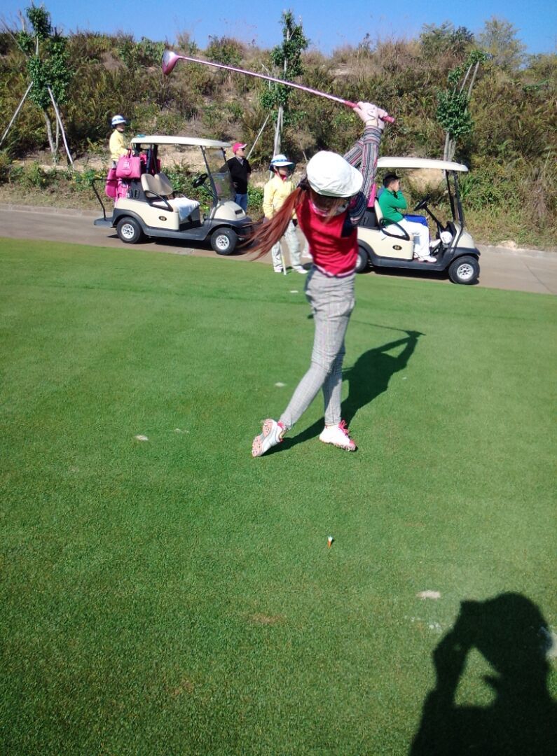 碧蓝泳池中持续前行,水面被身体破开两道波纹,延伸向远方的梦想彼岸