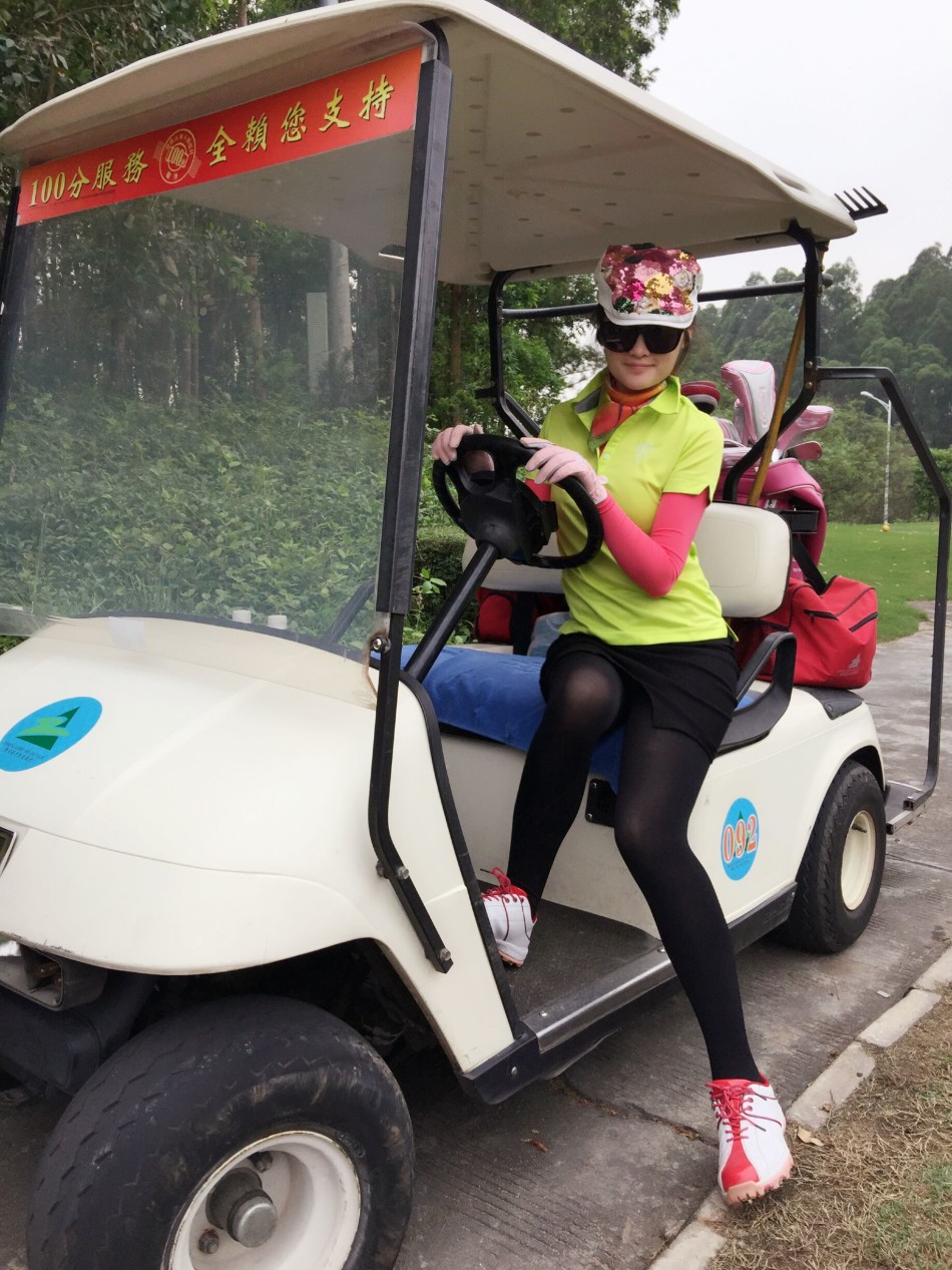 双臂划开清澈水面,激起扇形浪花,仿佛在水中绽放的透明翅膀