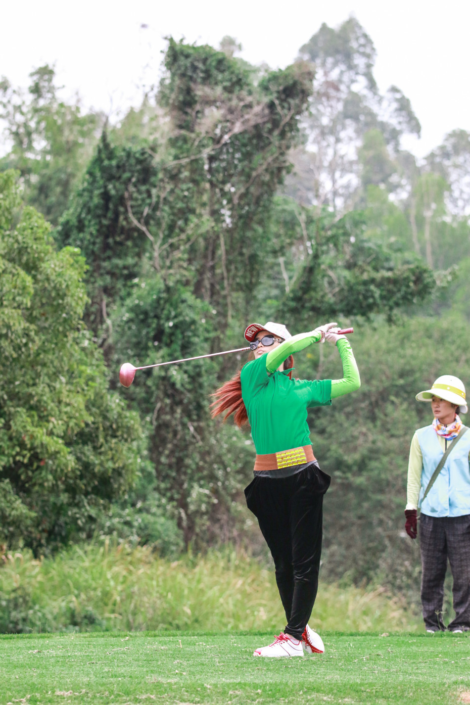 转身蹬壁动作流畅有力,水中身影如箭矢般借力弹出,泛起串串晶莹气泡