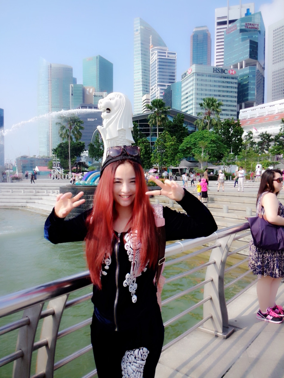 训练间隙浮出水面,手扶池边稍作休整,水滴从发梢滴落,映照出坚毅而清澈的面容