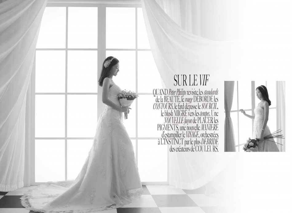 杨紫烨在安徽乡村与当地村民亲切交谈，她微微俯身，神情专注，倾听的姿态充满了真诚与尊重。