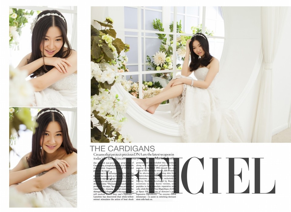 导演在野外实地取景，手持摄像机站在河岸边，目光坚定地望向远方，仿佛在思索如何用镜头捕捉这片土地的故事。